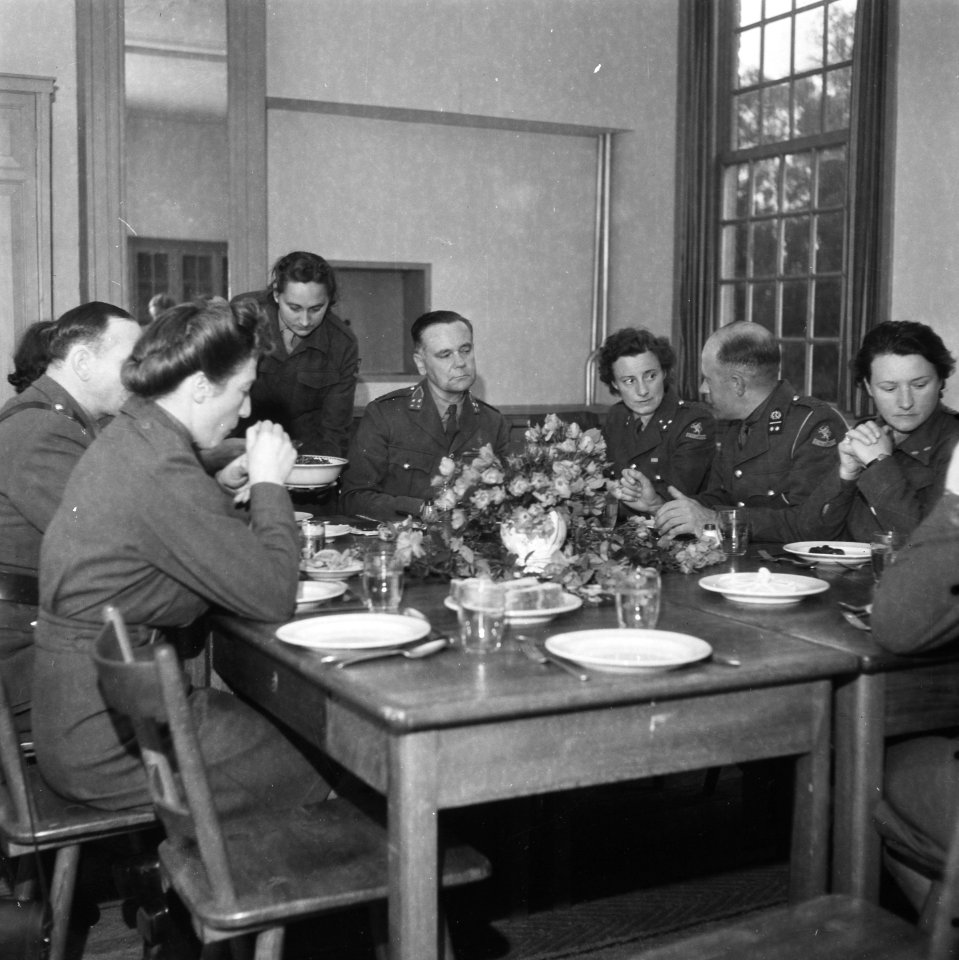 Generaal Kruls op bezoek. Tijdens de lunch, Bestanddeelnr 900-6722