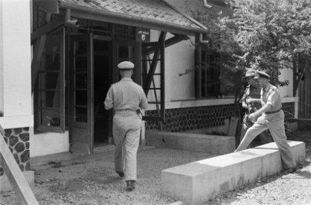 Generaal Montagu Stopford en kolonel J.W. Sluyter, commandant van de U-Brigade …, Bestanddeelnr 87-1-6