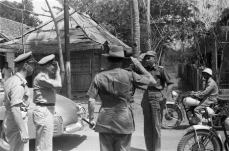 Generaal Montagu Stopford met links kolonel J.W. Sluyter, commandant van de U-Br, Bestanddeelnr 87-1-4