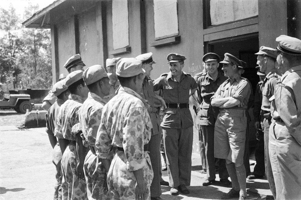 Generaal Doorman in gezelschap van een aantal offiicieren voor een legeringsgebo, Bestanddeelnr 61-2-1