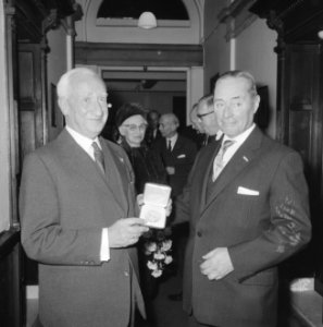 Generaal Snijderspenning voor professor doktor Jacob Jongbloed (l.), rechts de h, Bestanddeelnr 918-5734