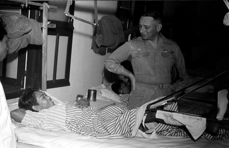 Generaal Spoor spreekt met een jonge Indonesische patient in een hospitaal, Bestanddeelnr 3517