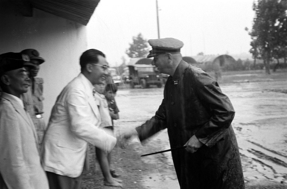 Generaal Spoor schudt de hand van president Soekawati, Bestanddeelnr 3515