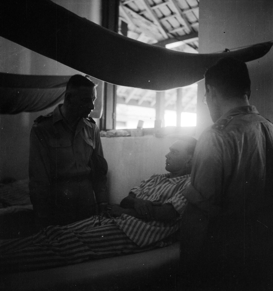 Generaal Spoor in Palembang. Spreekt in ziekenboeg met een patient, Bestanddeelnr 11515