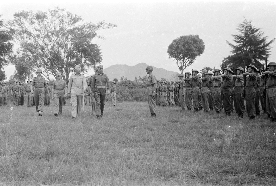 Generaal-majoor S. de Waal, commandant B-Divisie inspecteert de troepen. Naast h, Bestanddeelnr 195-1-1