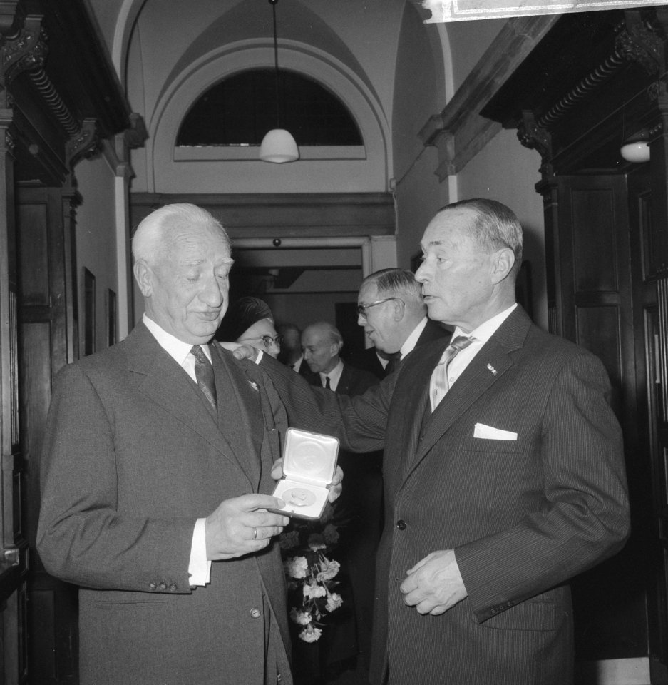 Generaal Snijderspenning voor professor dokter Jacob Jongbloed (l.) de heer I.A, Bestanddeelnr 918-5739