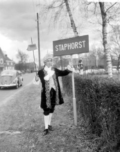 Gerard Kreuger (acteur) alias Markies de Sade bij bord van Staphorst, Bestanddeelnr 918-8194