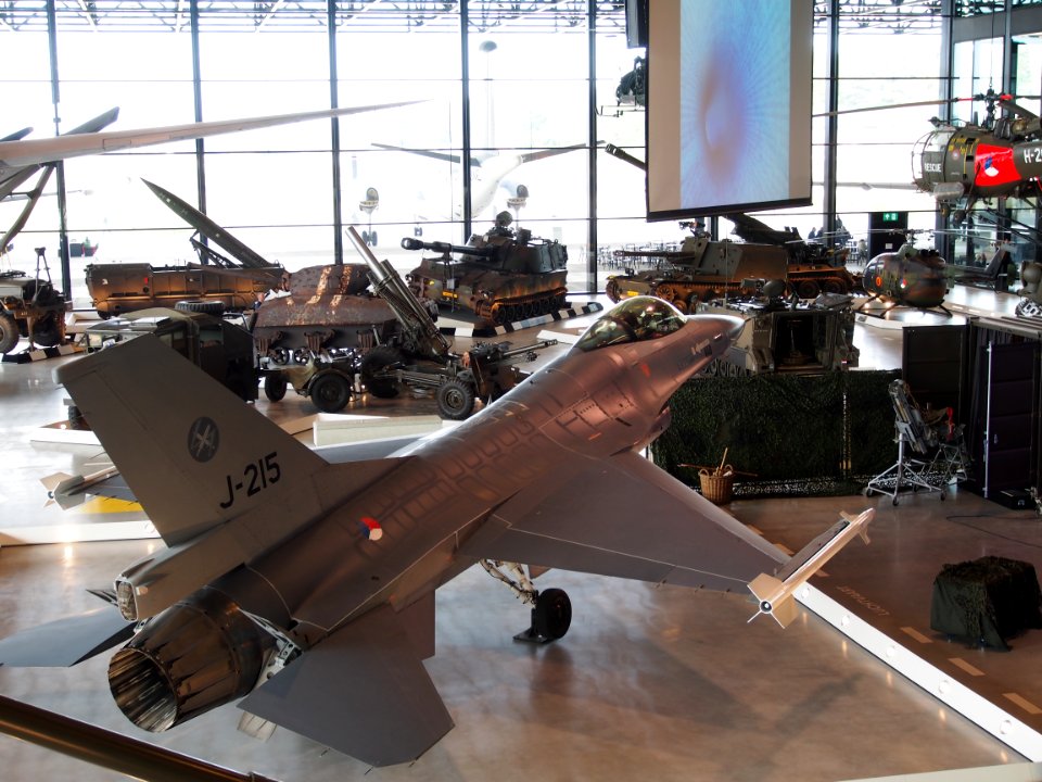 General Dynamics F16A J-215 pic1