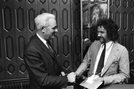 Gerben Hellinga ontvangt Henriette Roland Holst prijs 1970 in Toneelmuseum, Amst, Bestanddeelnr 924-0273