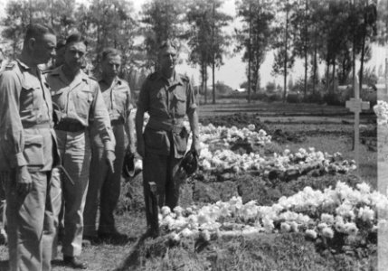 Generaal S.H. Spoor (links) op een begraafplaats, Bestanddeelnr 13-1-1