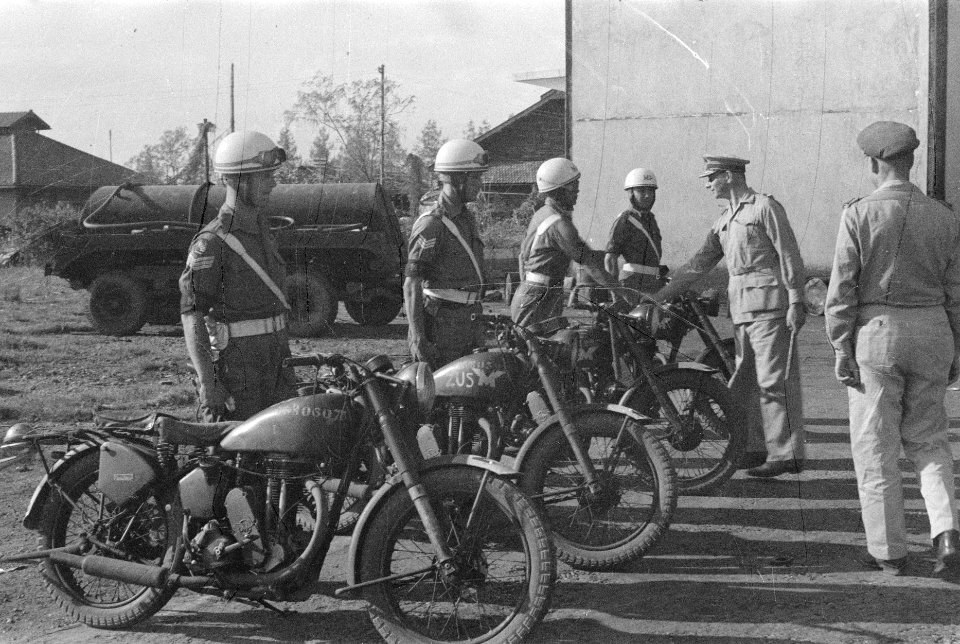 Generaal S.H. Spoor begroet de motorbrigade, Bestanddeelnr 12-5-6