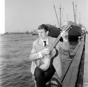 Gerard Cox in tv-show van NCRV, zanger Nederlands chanson hier bij de haven van , Bestanddeelnr 916-4547