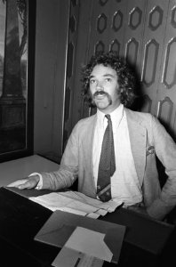 Gerben Hellinga ontvangt Henriette Roland Holst prijs 1970 in Toneelmuseum, Amst, Bestanddeelnr 924-0274