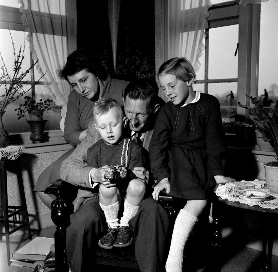 Gerard, zijn vrouw en hun beide kinderen in de huiskamer terwijl ze naar een stu, Bestanddeelnr 254-3314