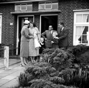 Gerard de Jong en echtgenote in gesprek met de familie Postma. Voor Gerard zijn…, Bestanddeelnr 254-3332