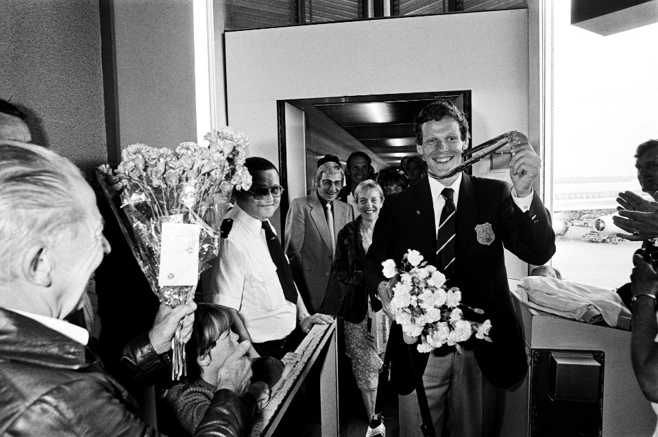 Gerard Nijboer zwaaiend met zijn medaille, Bestanddeelnr 930-9484