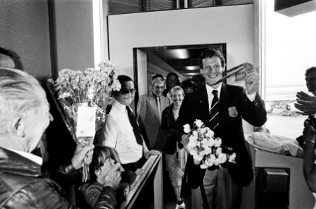 Gerard Nijboer zwaaiend met zijn medaille, Bestanddeelnr 930-9484