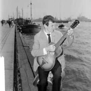 Gerard Cox in tv-show van NCRV, zanger Nederlands chanson hier bij de haven van , Bestanddeelnr 916-4549