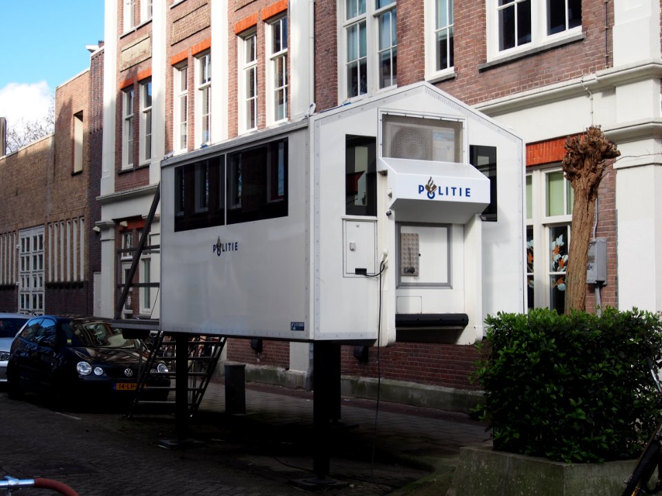 Gerard Doustraat 175-181 met Politiepost