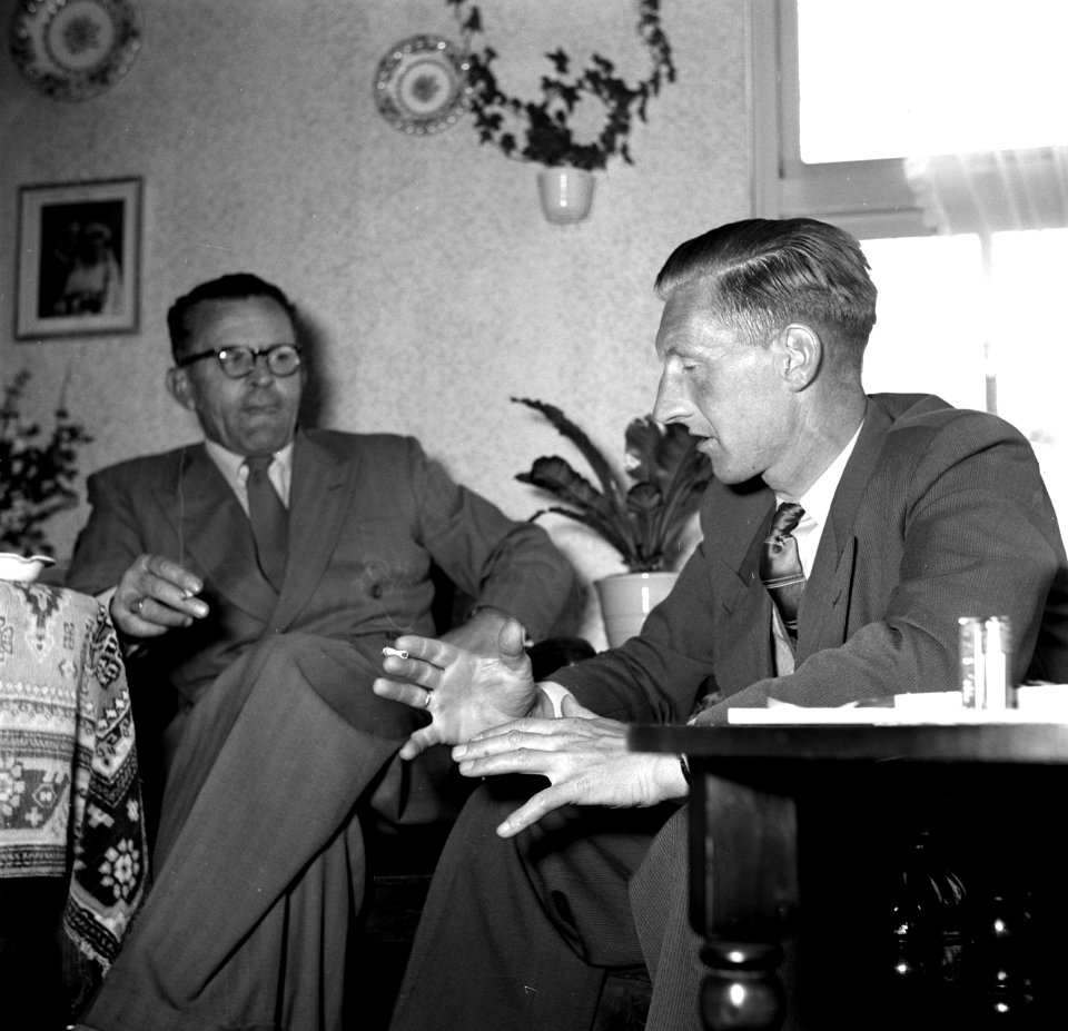 Gerard de Jong in gesprek met Ynse Postma, beide met een sigaret in de hand, Bestanddeelnr 254-3333