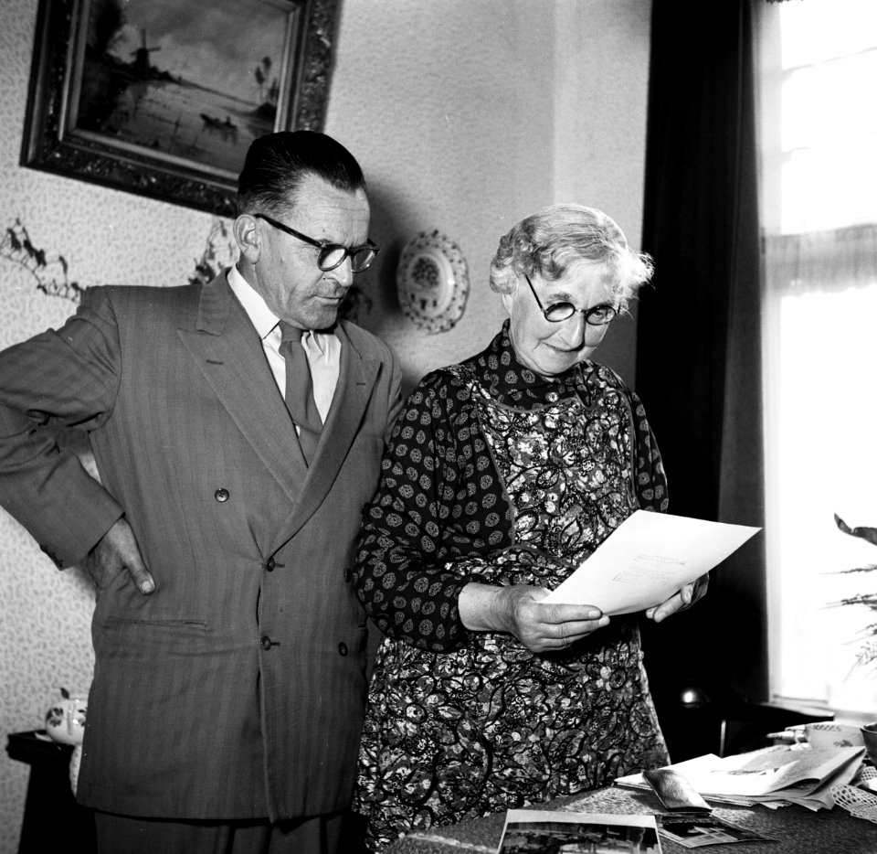 Gerard de Jongs moeder bestudeert een brief terwijl Ynse Postma toekijkt, Bestanddeelnr 254-3339