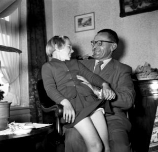 Gerard de Jongs dochtertje Marietje bij Ynse Postma op schoot, Bestanddeelnr 254-3335