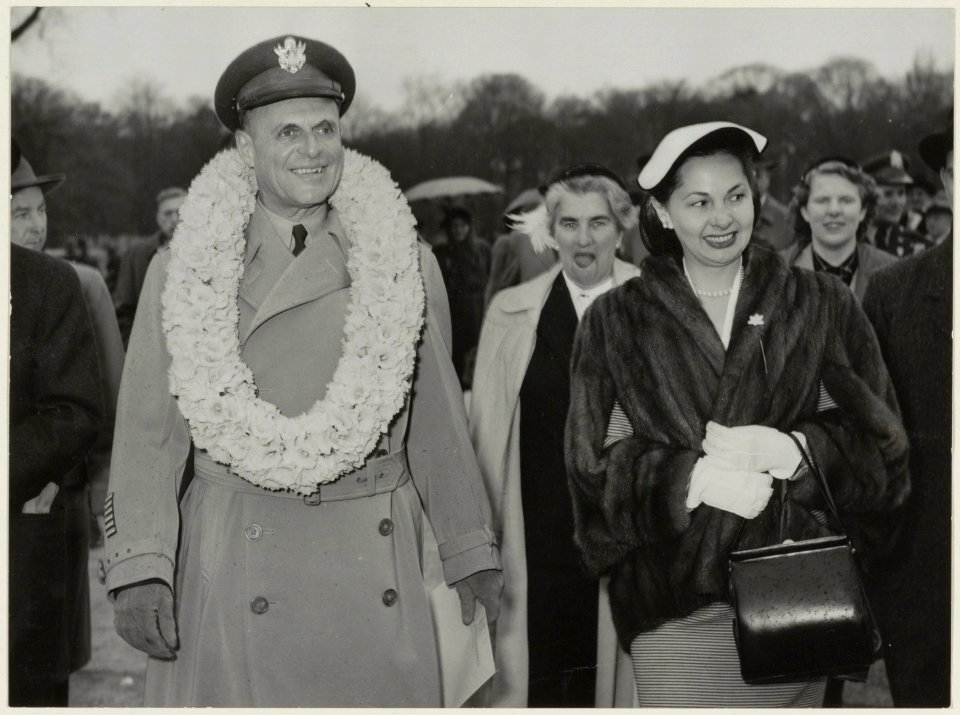Generaal Ridgway en zijn echtgenote brengen een bezoek aan de FLORA-tentoonstelling