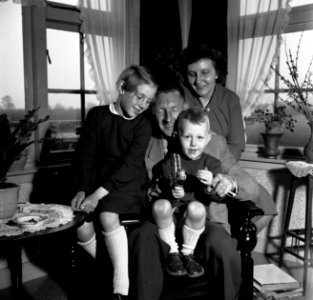 Gerard, zijn vrouw en hun beide kinderen in de huiskamer terwijl ze naar een stu, Bestanddeelnr 254-3315