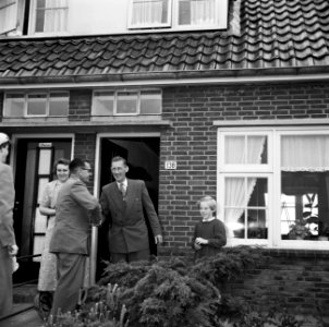 Gerard de Jong bij de voordeur van zijn woning, schudt de hand van Ynse Postma. , Bestanddeelnr 254-3328