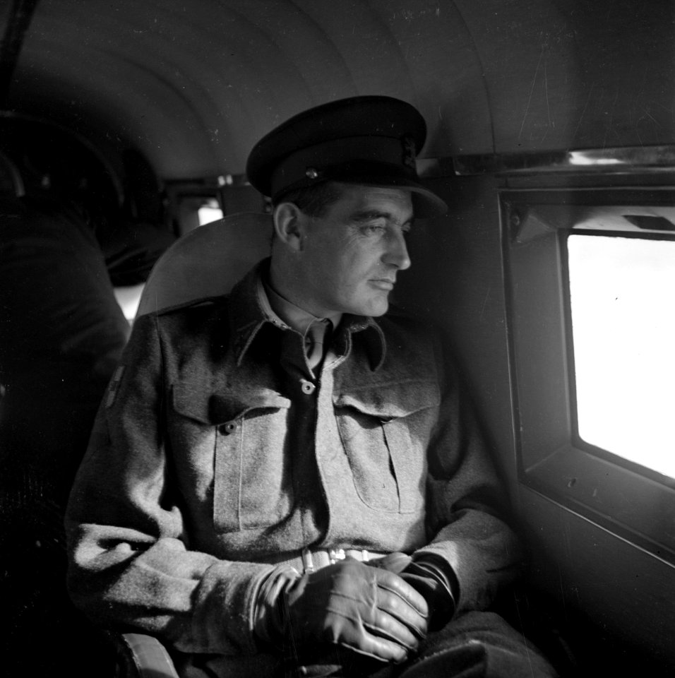 Generaal Doorman kijkt uit een vliegtuigraam, Bestanddeelnr 255-8014