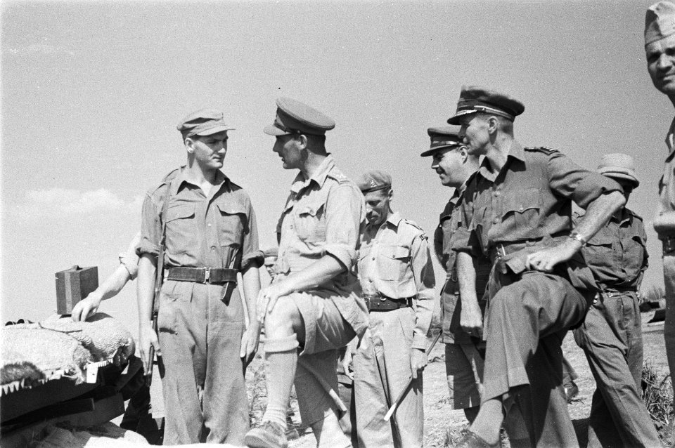 Generaal Doorman in gesprek met een militair. Rechts naast hem generaal Buurman , Bestanddeelnr 63-4-5