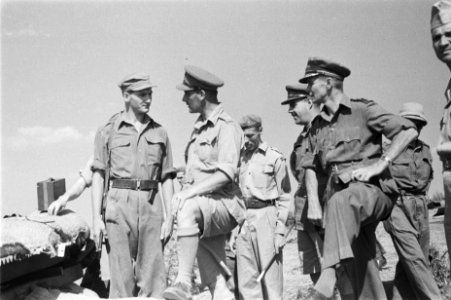 Generaal Doorman in gesprek met een militair. Rechts naast hem generaal Buurman , Bestanddeelnr 63-4-5