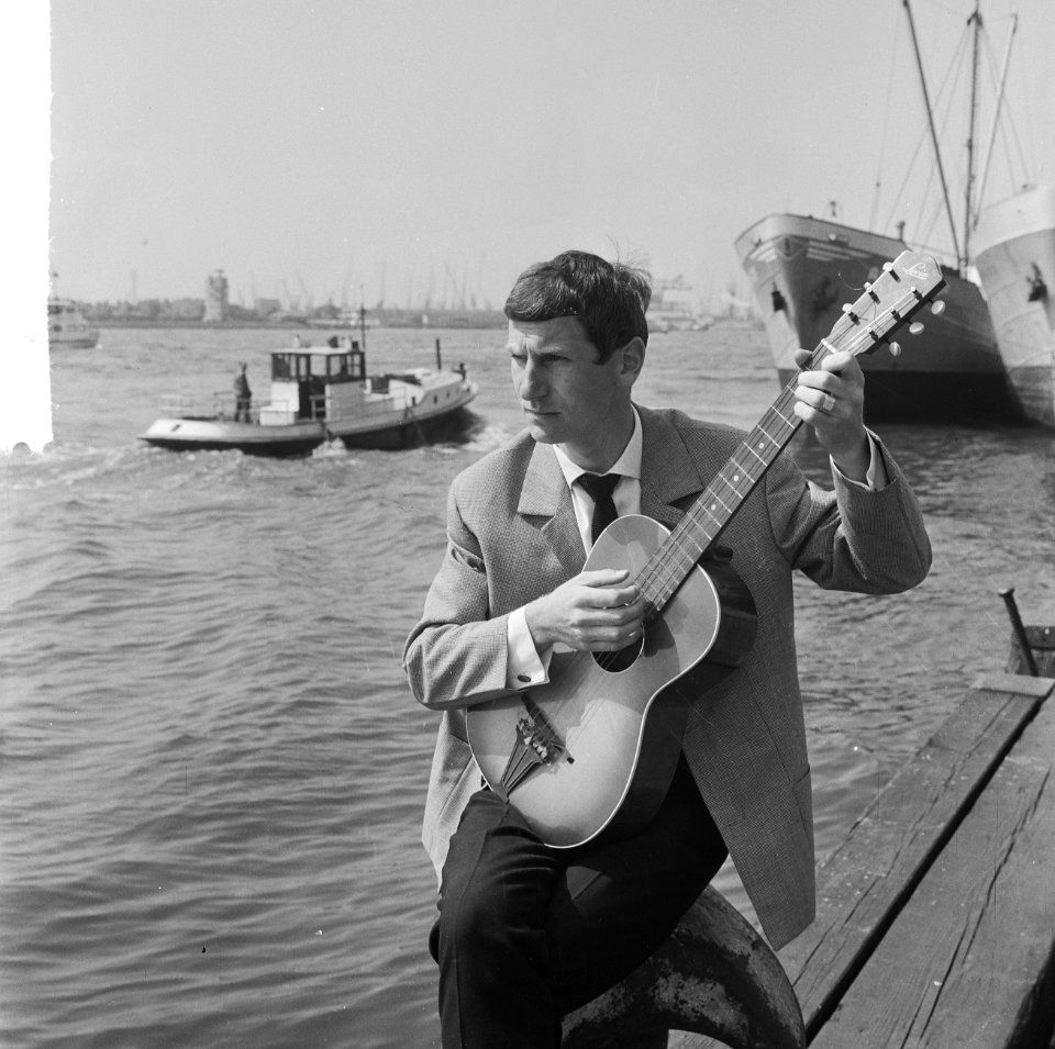 Gerard Cox in tv-show van NCRV, zanger Nederlands chanson hier bij de haven van , Bestanddeelnr 916-4548