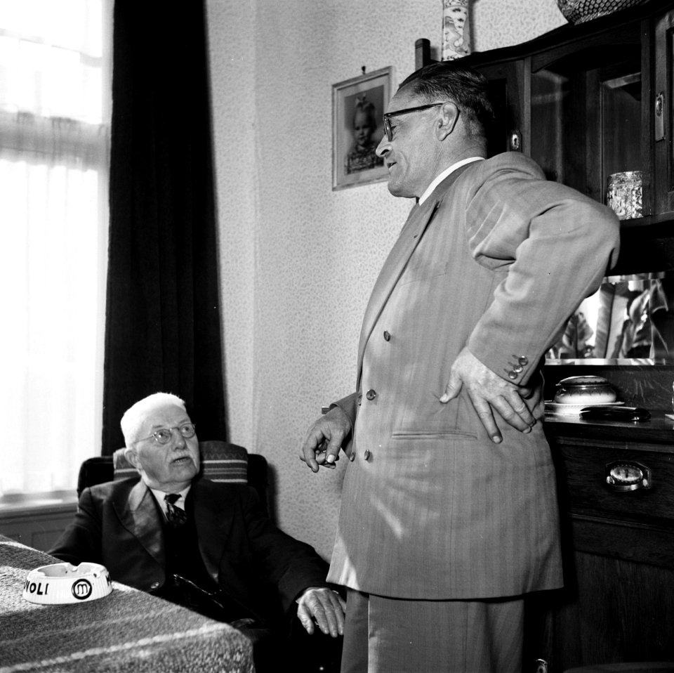 Gerard de Jongs vader, gezeten in een gemakkelijke stoel, in gesprek met Ynse Po, Bestanddeelnr 254-3338