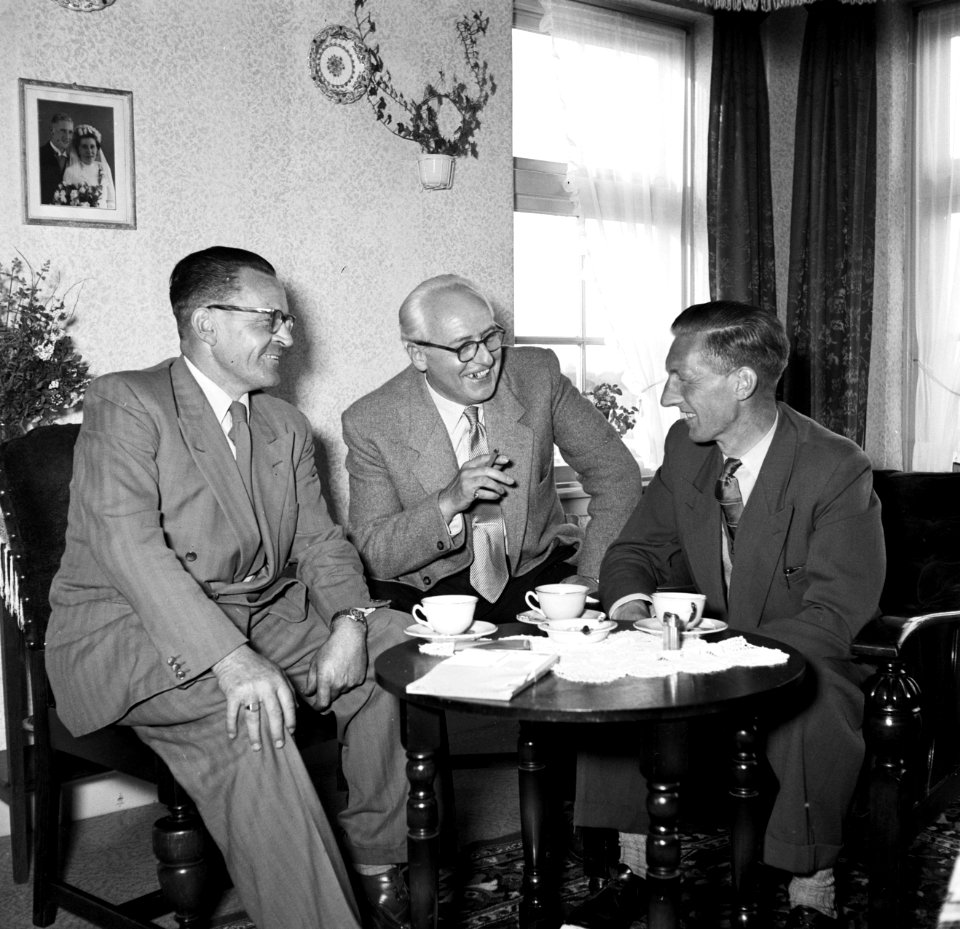 Gerard de Jong in gesprek met Ynse Postma en de fotograaf Willem van de Poll. Aa, Bestanddeelnr 254-3341