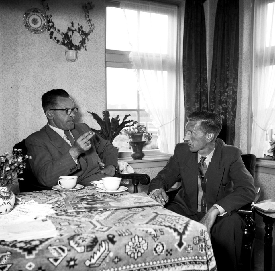 Gerard de Jong in gesprek met Ynse Postma, beide met een sigaret in de hand. Op , Bestanddeelnr 254-3334