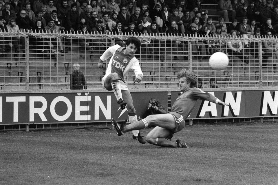 Gerald Vanenburg (l) in duel met Jan Sorensen (FC Twente), Bestanddeelnr 932-5379