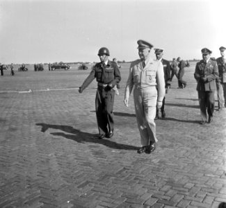 Generaal Eisenhower inspecteert de erewacht, Bestanddeelnr 905-1204