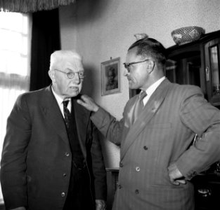 Gerard de Jongs vader in gesprek met Ynse Postma, Bestanddeelnr 254-3337