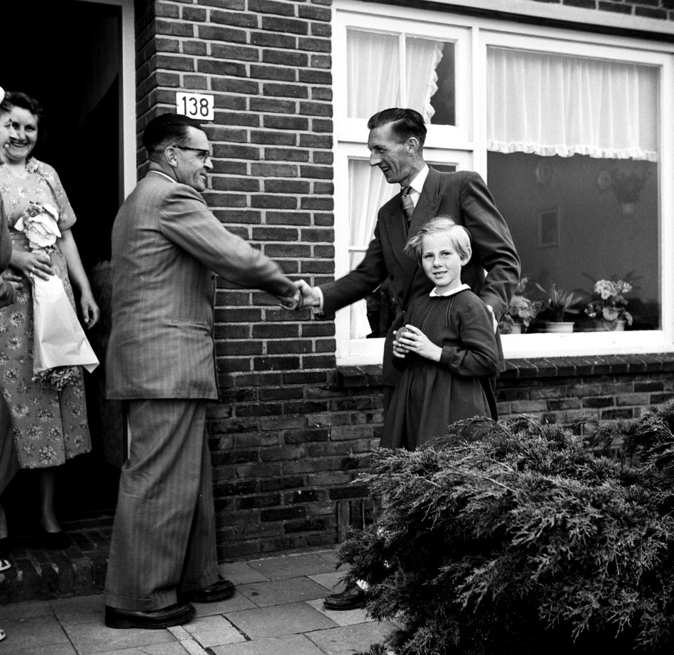 Gerard de Jong bij de voordeur van zijn woning, schudt de hand van Ynse Postma. , Bestanddeelnr 254-3329