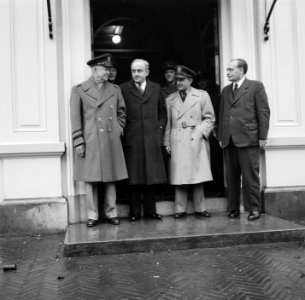 Generaal Eisenhower bij Dr. Drees en Minister s Jacob, Bestanddeelnr 904-3913