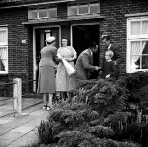 Gerard de Jong en zijn echtgenote bij de voordeur van hun woning. Ynse Postma sc, Bestanddeelnr 254-3330