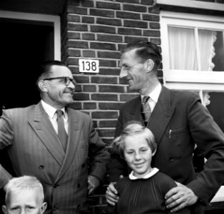 Gerard de Jong en Ynse Postma bij de voordeur van De Jongs woning. Voor De Jong , Bestanddeelnr 254-3331