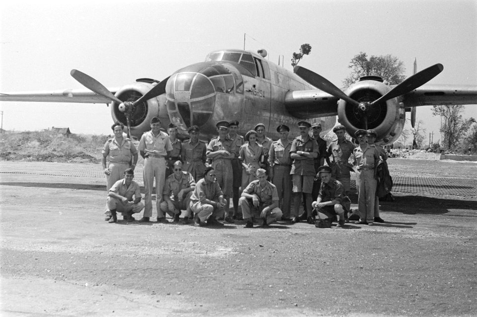 Generaal Doorman met gezelschap en bemanning poseren voor de Mitchell B24 bommen, Bestanddeelnr 68-1-4