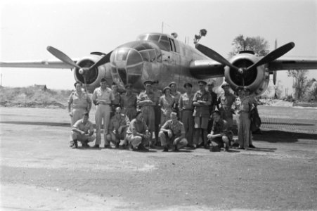 Generaal Doorman met gezelschap en bemanning poseren voor de Mitchell B24 bommen, Bestanddeelnr 68-1-4