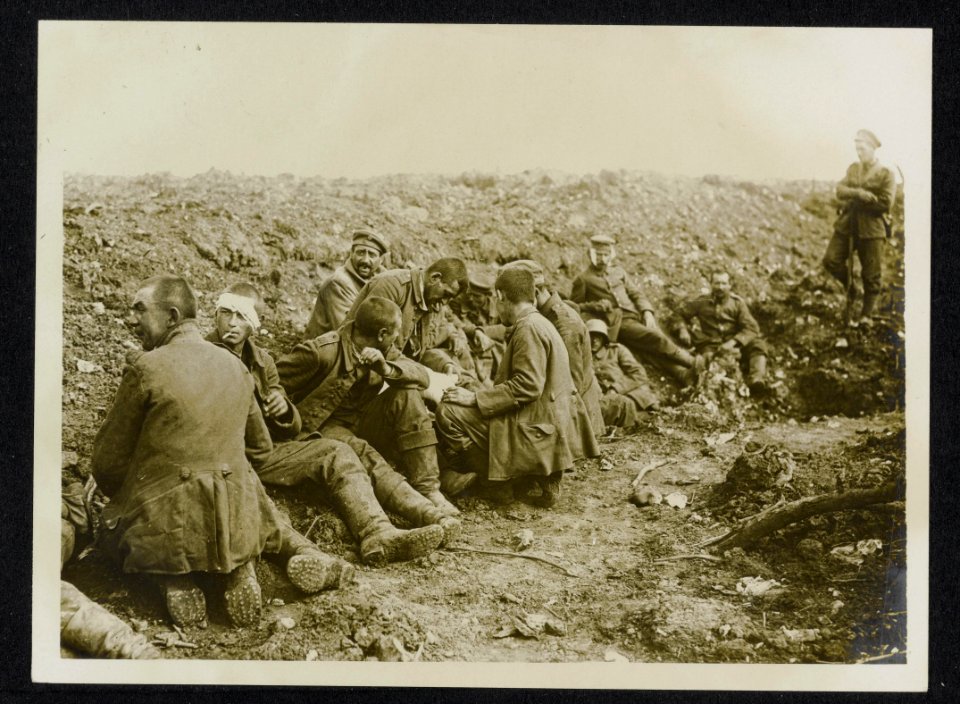 German prisonors captured by the Canadians at Courcelette, Bestanddeelnr 158-1112