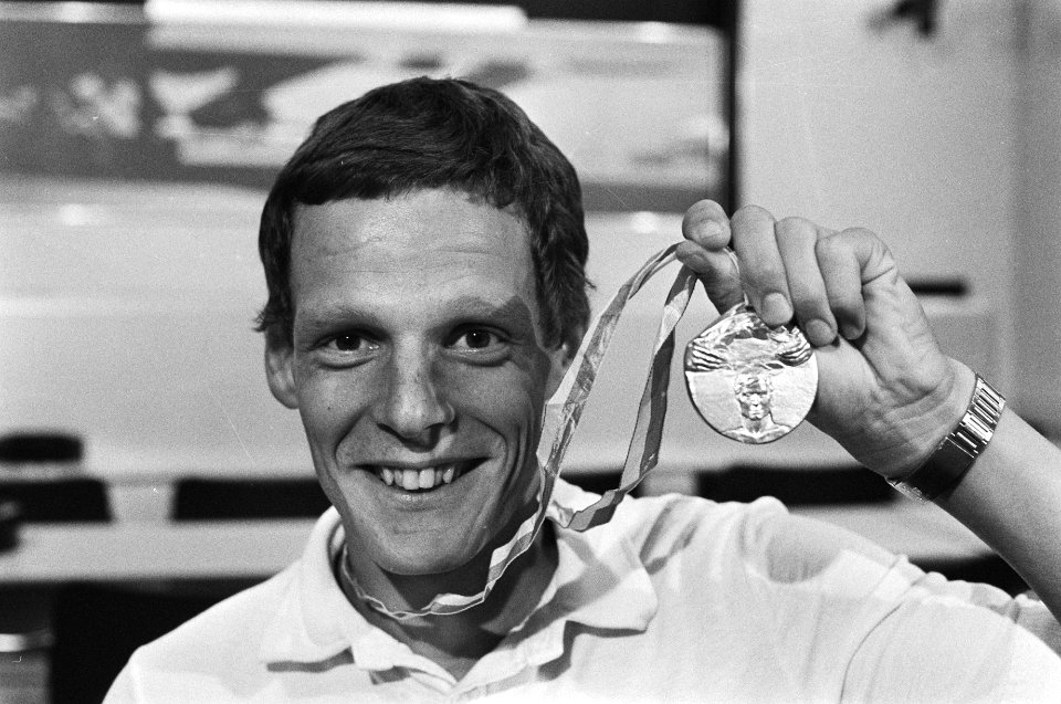 Gerard Nijboer, Europees kampioen marathon toont zijn medaille, Bestanddeelnr 932-3224