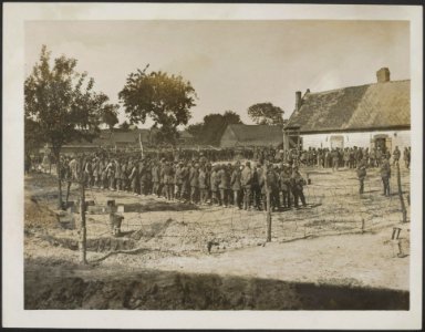 German prisoners captured by the British in the great advance in the West, Bestanddeelnr 158-2307