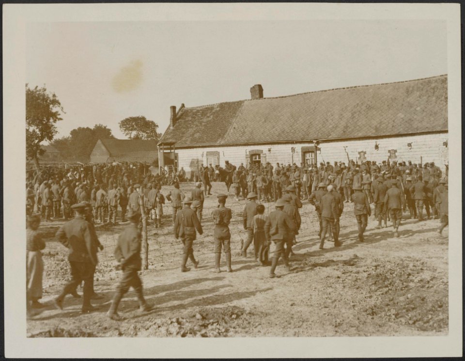 German prisoners captured by the British in the great advance in the West, Bestanddeelnr 158-2310