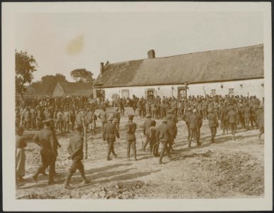 German prisoners captured by the British in the great advance in the West, Bestanddeelnr 158-2310